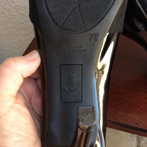 Black Peep Toe Pumps Size 7W - Picture 4 of 6